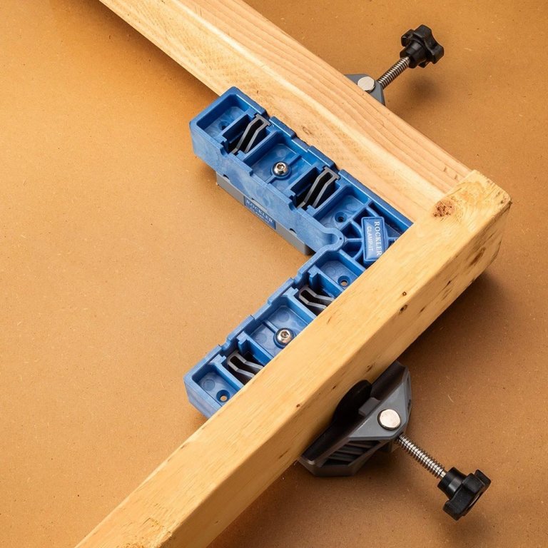 Угловое зажимное приспособление Rockler, удерживающее два куска дерева на месте для образования идеально квадратного соединения.